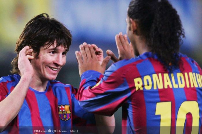 Lionel Messi dan Ronaldinho saat sama-sama masih membela Barcelona.