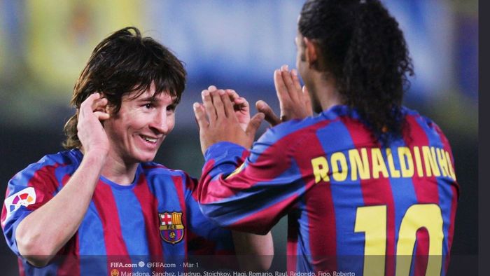 Lionel Messi dan Ronaldinho saat sama-sama masih membela Barcelona.