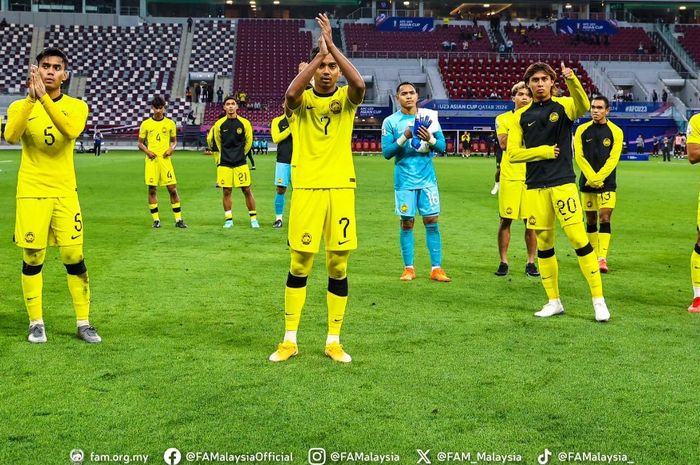 Para pemain Timnas U-23 Malaysia memberikan ucapan terima kasih kepada fans usai pertandingan melawan Uzbekistan di Piala Asia U-23 2024.