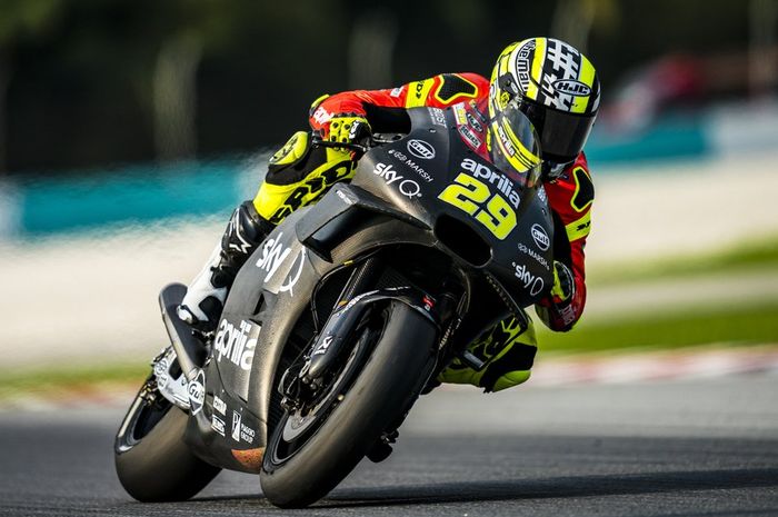 Pembalap Aprilia, Andrea Iannone, ketika menjalani uji coba di Sirkuit Sepang, Malaysia.