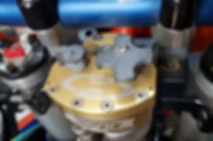 Steering damper di motor trail ada fungsinya