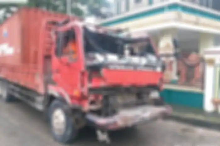 Polisi ungkap alasan sopir truk tronton kecelakaan maut Balikpapan, Muhammad Ali gagal menghindari kendaraan di Simpang Rapak. Kadiv Humas Polri Irjen Dedi Prasetyo mengatakan berdasarkan keterangan MA, tabrakan terjadi karena pompa angin rem truk yang dikendarainya tidak berfungsi saat melintas di lampu merah Muara Rapak. "Keterangan supir tuk tronton pompa angin rem tidak berfungsi sehingga menyebabkan terjadinya rem blong," kata Dedi dalam keterangan tertulis yang diterima KOMPAS TV, Jumat 21 Januari 2022. Dedi menuturkan akibat rem blong tersebut, truk yang dikendarai MA kemudian menghantam sejumlah kendaraan yang tengah mengantre di lampu merah Muara Rapak tersebut. Kecelakaan maut ini juga telah merenggut korban jiwa.