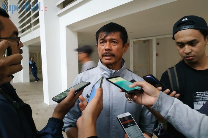 Pelatih timnas U-22 Indonesia Indra Sjafri menjawab pertanyaan wartawan seusai memimpin latihan timnya di Stadion Madya, Jakarta, Rabu (6/3/2019).