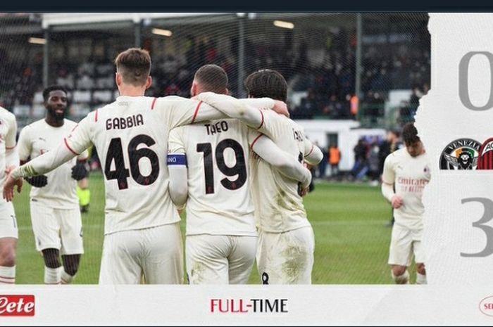 Para pemain AC Milan merayakan gol Theo Hernandez pada laga melawan Venezia di Stadion Pier Luigi Penzo pada lanjutan laga Liga Italia, Minggu (9/1/2022).