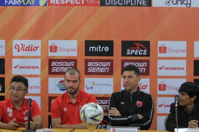 Pelatih PSM Makassar (tengah hitam), Darije Kalezic, dan pemainnya (tengah merah), Wiljan Pluim, menyampaikan komentar saat sesi konferensi pers sebelum pertandingan melawan Semen Padang pada pekan pertama Liga 1 2019.