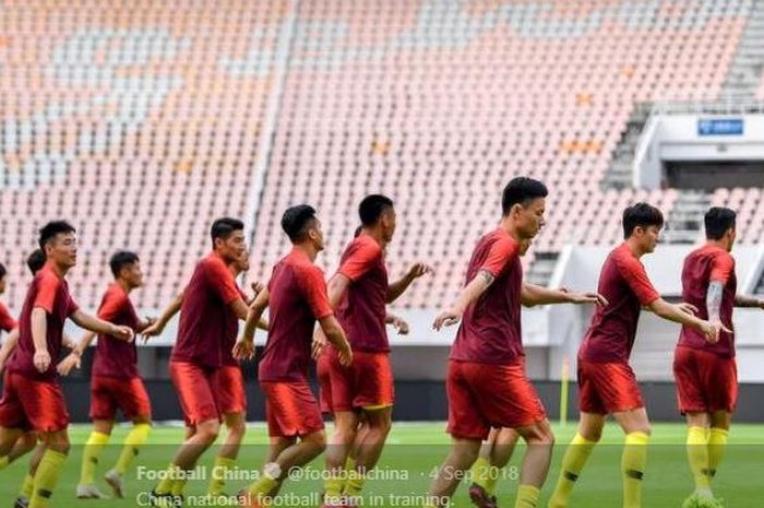 Para pemain timnas China saat menjalani latihan.