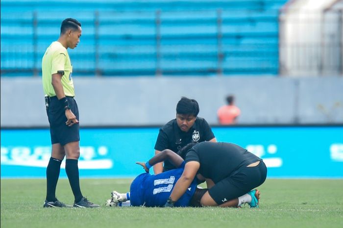 Sudi Abdallah saat menjalani pemeriksaan dengan tim medis PSIS Semarang, Minggu (11/8/2024).