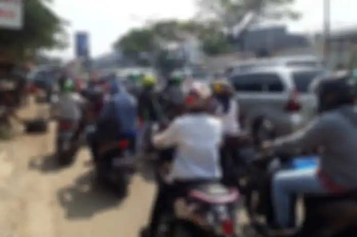 ILUSTRASI. Motor atau mobil yang berusia lebih dari 3 tahun masih boleh masuk Jakarta dan tak kena tilang emisi, namun dapat sosialiasi.