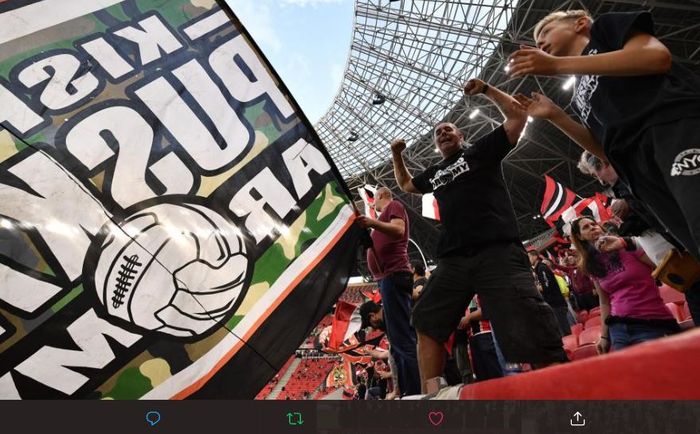 Suporter Budapest Honved di final Piala Hungaria memadati stadion.