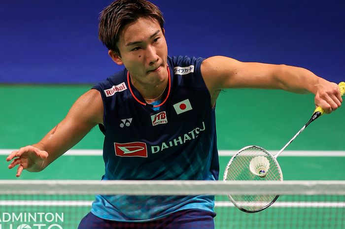 Pebulu tangkis tunggal putra Jepang, Kento Momota, saat bertanding melawan wakil Malaysia, Lee Zii Jia, pada laga terakhir penyisihan Grup D Thomas Cup 2020 di Ceres Arena, Aarhus, Denmark, Kamis (14/10/2021)