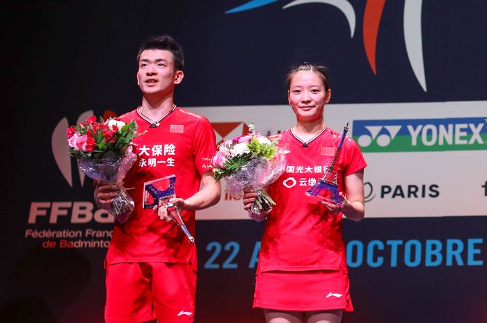 Pasangan ganda campuran Indonesia, Praveen Jordan/Melati Daeva Oktavianti, berpose di atas podium kampiun seusai memenangi laga final French Open 2019 kontra Zheng Siwei/Huang Yaqiong (China) di Stade Pierre de Coubertin, Paris, Prancis, Minggu (27/10/2019).