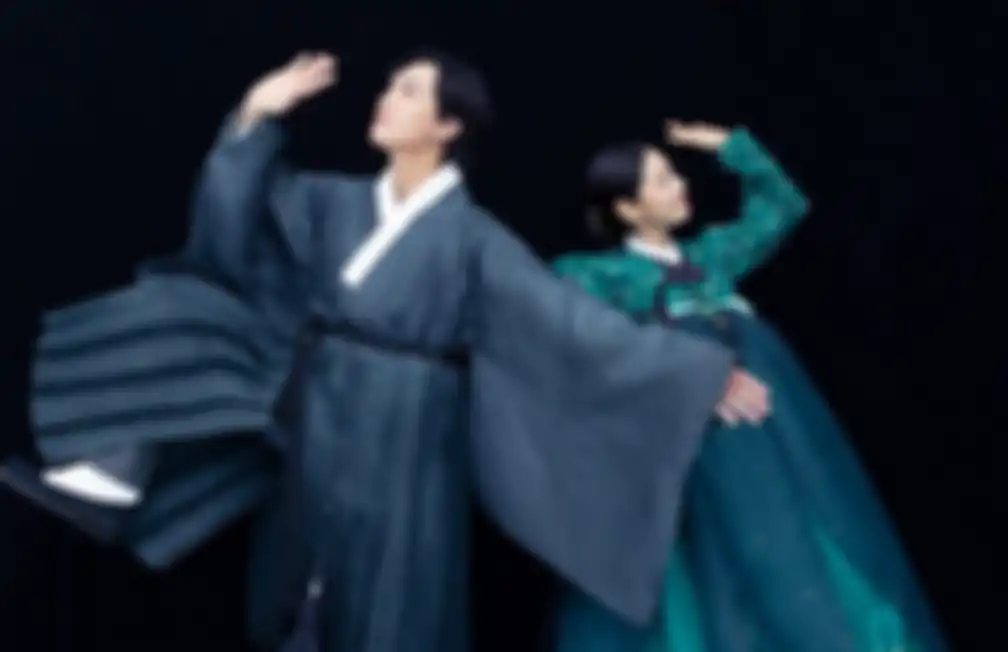 Park Shin Hye dan Choi Tae Joo kenakan pakaian tradisional Korea Selatan.