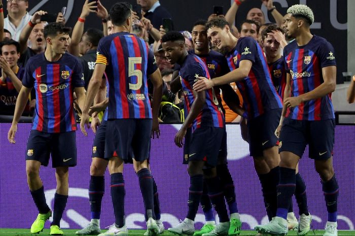 Momen pemain Barcelona merayakan gol dari Raphinha pada laga pramusim kontra Real Madrid di Las Vegas.