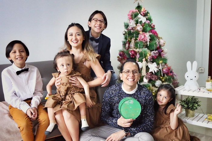 Keluarga Raditya Oloan dan Joanna Alexandra saat merayakan Natal 2020. Anak bungsu Joanna Alexandra, Ziona Eden Alexandra Panggabean menderita penyakit genetik langka, Campomelic Dysplasia.