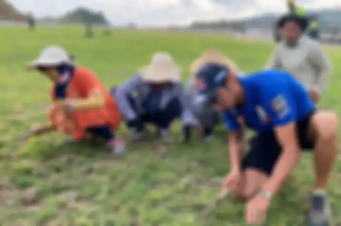 Calon juara WSBK pilih ngarit bareng emak-emak