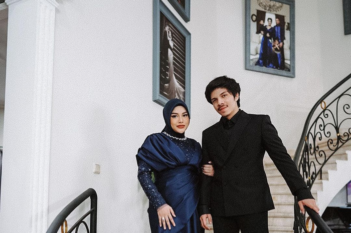 Gaya Aurel Hermansyah dengan gaun navy yang mewah.
