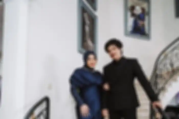 Gaya Aurel Hermansyah dengan gaun navy yang mewah.