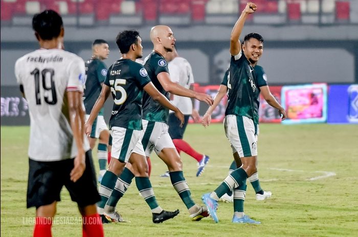 Pemain Persikabo 1973, Dimas Drajad, melakukan selebrasi setelah mencetak gol di Stadion Kapten I Wayan Dipta, Gianyar.