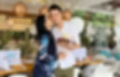 Makan Cilok dan Cimol Pakai Pisau dan Garpu, Reaksi Christian Sugiono Saat Cicipi Jajanan SD Ini Bikin Ngakak, Intip Potret Kocaknya Suami Titi Kamal Saat Nikmati Makanan Murah Layaknya Steak di Restoran Mewah