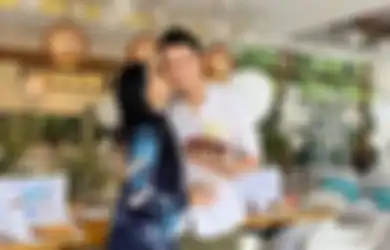 Makan Cilok dan Cimol Pakai Pisau dan Garpu, Reaksi Christian Sugiono Saat Cicipi Jajanan SD Ini Bikin Ngakak, Intip Potret Kocaknya Suami Titi Kamal Saat Nikmati Makanan Murah Layaknya Steak di Restoran Mewah