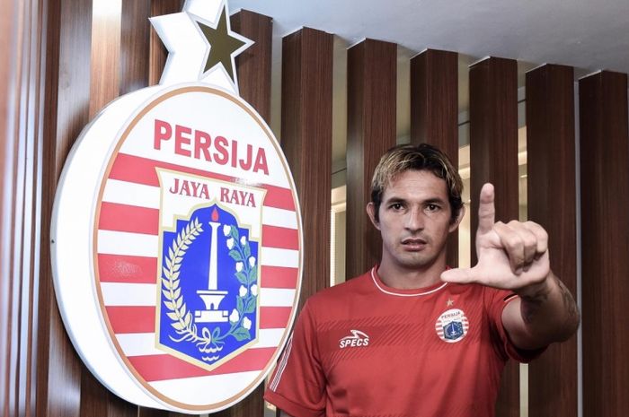 Penyerang Baru Persija, Silvio Escobar, Berfoto Setelah Diresmikan, Jumat (22/2/2019) petang.