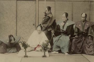 Demi kehormatan, samurai Kekaisaran Jepang melakukan hara-kiri. Orang Jepang melihat hara-kiri sebagai ujian kehormatan dan ketenangan serta cara untuk menebus diri secara puitis. 