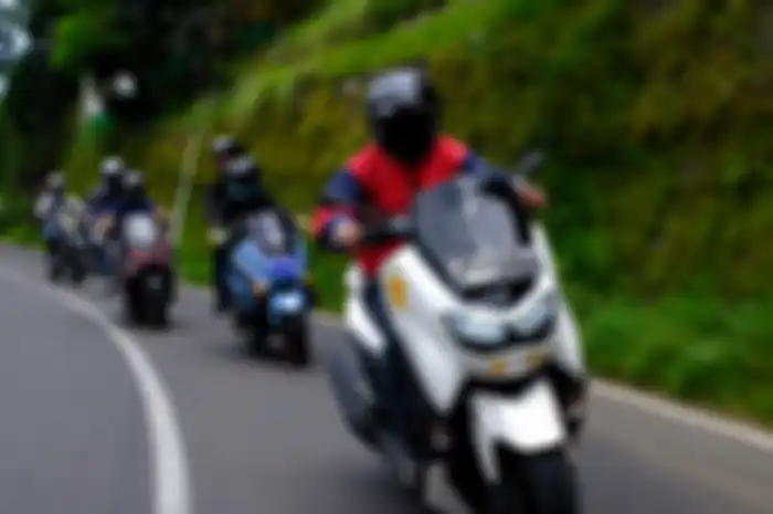 Tips berbelok saat touring naik motor