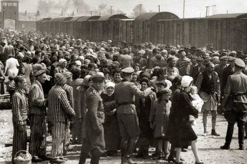 Jutaan orang, sebagian besar orang Yahudi, dibunuh oleh Jerman Nazi di kamp.