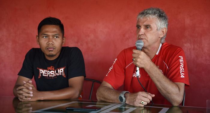 Pemain dan pelatih Persija Jakarta, Tony Sucipto serta Ivan Kolev saat memberikan keterangan pers, di di Stadion Kapten I Wayan Dipta, Gianyar, Bali, Kamis (25/4/2019).