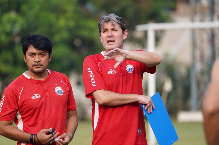 Julio Banuelos memimpin latihan perdananya bersama Persija Jakarta di Lapangan PSAU, Halim Perdanakusuma, Jakarta Timur, Sabtu (8/6/2019).