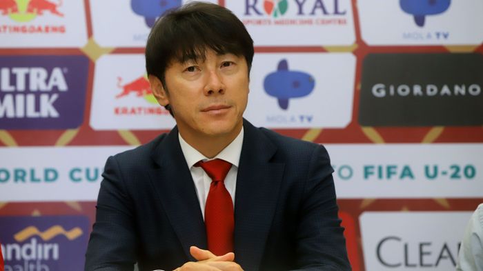 Pelatih baru PSSI asal Korea Selatan Shin Tae Yong saat ditemui usai penandatanganan kontrak kerja di Stadion Pakansari, Bogor, Jawa Barat, Sabtu (28/12/2019). Dalam pendandatanganan kontrak itu Shin Tae Yong akan menjadi pelatih Timnas selama 4 tahun kedepan serta mendapat souvenir jersey Timnas In