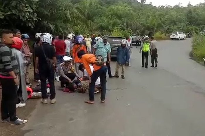 Kecelakaan terjadi antara motor trail dengan mobil