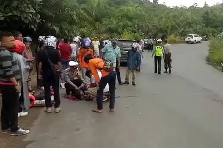 Ngeri, Hilang Kendali di Tikungan,  Pemotor yang Berboncengan Tabrakan Dengan Toyota Avanza