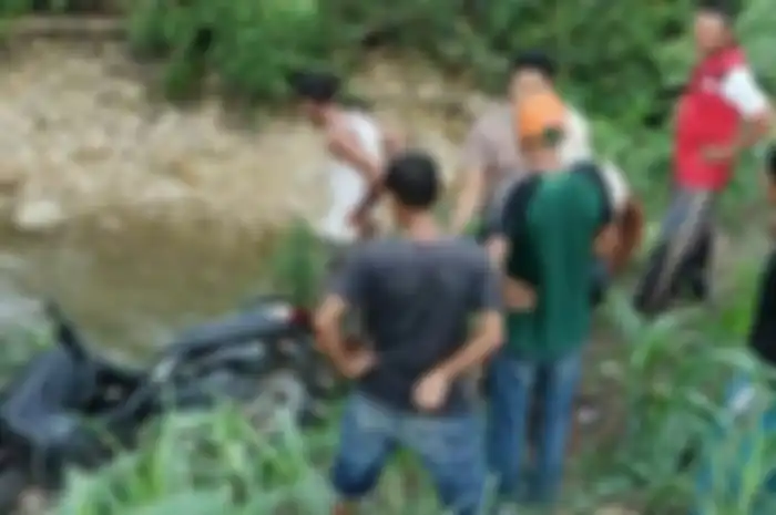 Motor Yamaha NMAX dan sang pemilik yaitu Kapolsek Ponre terjun ke dalam jurang sedalam 20 meter. Korban tak tertolong nyawanya.