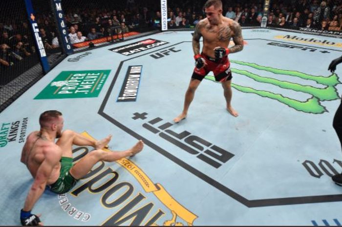 Dustin Poirier (kanan) saat melihat Conor McGregor (kiri) jatuh karena kesalahan melakukan tumpuan pada ajang UFC 264 di T-Mobile Arena, Las Vegas, Nevada, AS, Minggu (11/7/2021) waktu Indonesia.