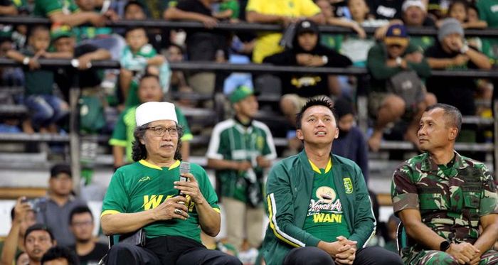 Emha Ainun Nadjib (kiri) dan Presiden Persebaya Surabaya Azrul Ananda (tengah) sebelum pertandingan bertajuk &quot;Forever Game&quot; melawan Persis Solo yang berlangung di Stadion Gelora Bung Tomo Surabaya, Jawa Timur, Sabtu (11/01/2020) malam.