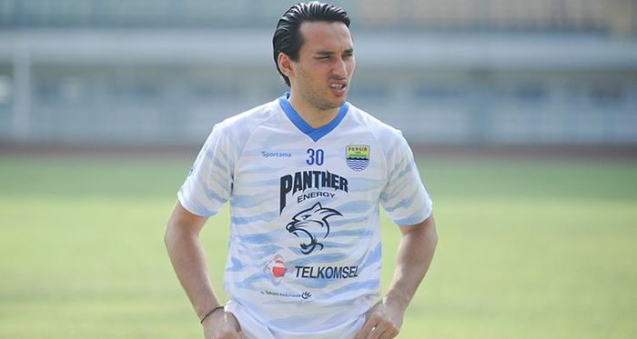 Penyerang Persib Bandung, Ezra Walian, dalam sesi latihan tim yang berlangsung di Stadion Gelora Bandung Lautan Api (GBLA), Kamis (18/03/2021).  