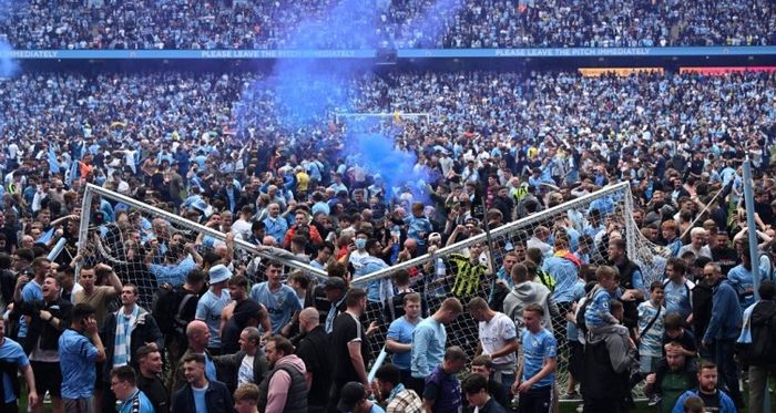 Gawnag di Etihad Stadium Roboh usai Manchester City menjuarai Liga Inggris 2021-2022.