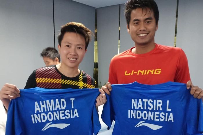 Tontowi Ahmad bertukar jersey dengan Liliyana Natsir seusai final Indonesia Masters 2019, Minggu (27/1/2019).