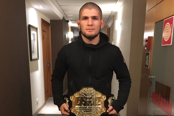 Unggahan Khabib Nurmagomedov yang memamerkan sabuk gelar juara kelas ringan UFC pada 2016 lalu.