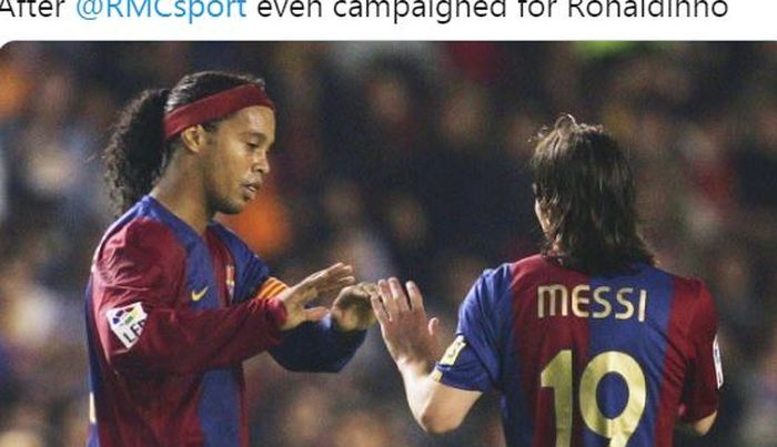 Ronaldinho dan Lionel Messi beraksi dalam balutan seragam Barcelona.