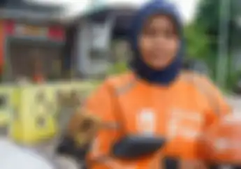 Air Mata Menetes Lihat Perjuangan Ibu Muda Jadi Driver Shopee Food, Pakai Motor Gantian dengan Suami