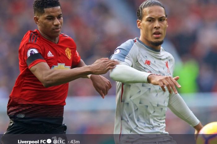 Penyerang Manchester United, Marcus Rashford (kiri), berduel dengan bek Liverpool, Virgil van Dijk, dalam laga Liga Inggris di Stadion Old Trafford, Minggu (24/2/2019).