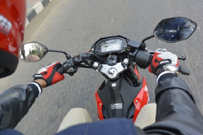 Spion standar pabrik mampu menjangkau bagian belakang