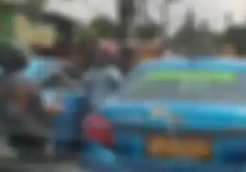 Brutal! Video Pemotor Duel Lawan Sopir Taksi di Pasar Minggu, Warga Ketakutan