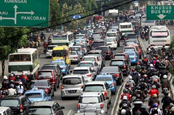 Ganjil genap buat motor segera diberlakukan langsung dapat kritikan keras, YLKI bilang bisa jadi bencana.