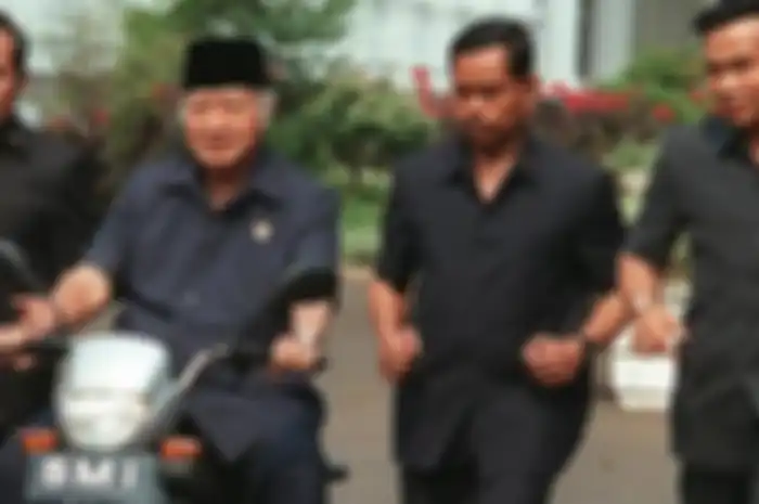 Presiden Soeharto mencoba motor nasional SMI Ekspressa