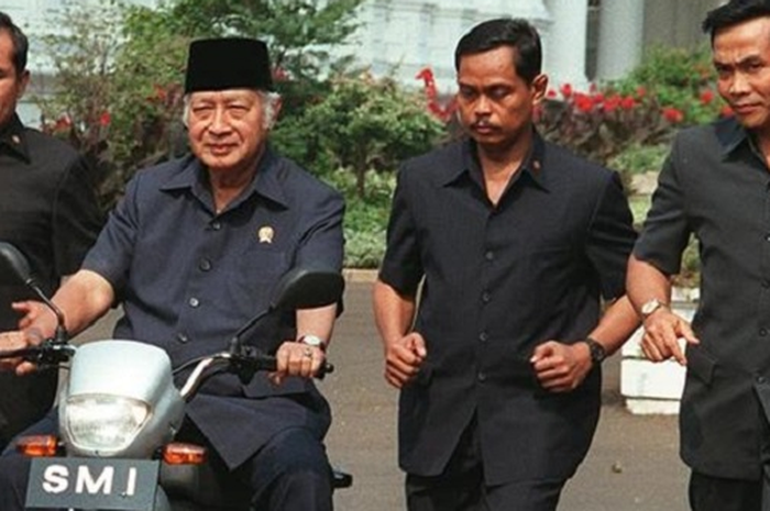 Presiden Soeharto mencoba motor nasional SMI Ekspressa