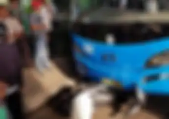 Sudah Dilarang Masih Nekat Driver Ojol Nyaris Terlindas TransJakarta, Motor Tergeletak Tak Berdaya