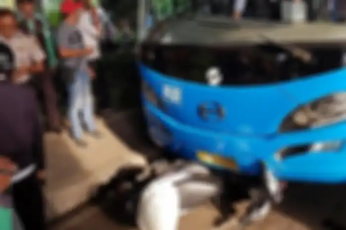 Motor driver ojol tertabrak bus TransJakarta.